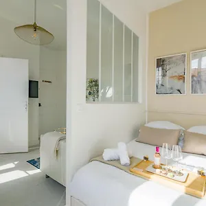 proche-paris-superbe-studio-refait-a-neuf-apartment.fr-paris.fr/
